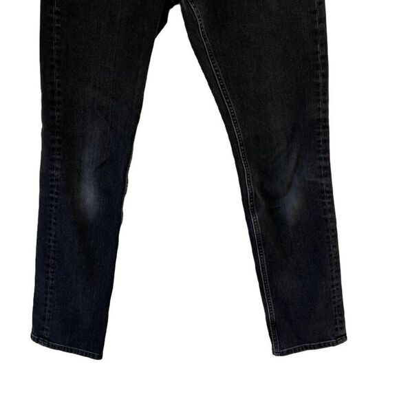 Everlane Uniform The Slim 4-Way Stretch Organic Jean in Washed Black - Picture 5 of 9